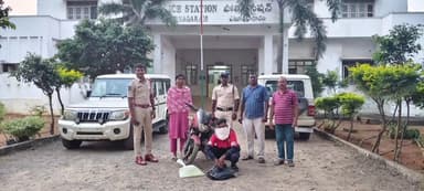 ఏటూరునాగారం: చత్తీస్గడ్ నుండి గుడుంబా రవాణా చేస్తున్న వ్యక్తిని అరెస్ట్ చేసిన ఎటునాగారం పోలీసులు