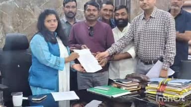 चतरा: विस्थापित प्रभावित वाहन मालिक संघ के प्रतिनिधिमंडल ने उपायुक्त से मुलाकात कर ज्ञापन सौंपा