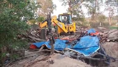 बगोदर: अटका: अवैध आरा मिल पर वन विभाग का बुलडोजर, संचालकों के खिलाफ मामला दर्ज