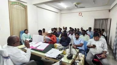 बरहेट: बीडीओ ने प्रखंड कर्मियों के साथ राज्य स्थापना दिवस की तैयारी के लिए कार्यालय में की विशेष बैठक