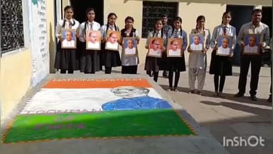 खेरागढ़: छात्राओं ने सरदार बल्लभ भाई पटेल के चित्र की रंगोली बनाई, किया नमन