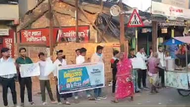 মগরাহাট ১: এসআইও র পক্ষ থেকে হটুগঞ্জ এলাকায় মানববন্ধনের আয়োজন করা হয়, উপস্থিত ছিলেন কর্মী সমর্থকরা।