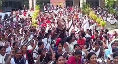 घोरावल: लोढ़ी कलेक्ट्रेट पर आशा कार्यकर्ताओं ने किया प्रदर्शन, सौंपा ज्ञापन, नियमित मानदेय और राज्य कर्मचारी का दर्जा देने की मांग