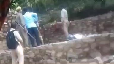 मानिकपुर: गढ़चपा के मजरा पहरतरा के ग्रामीणों ने वन विभाग पर लगाया आरोप, दीवारों के पुनर्निर्माण होते ही गिरा देते हैं निर्माण