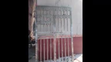 ठाकुरगंगटी: ठाकुर गंगटी प्रखंड के मानिकपुर पंचायत स्थित खरहरी माता मंदिर का दरवाजा सुरेश रमानी ने लगवाया