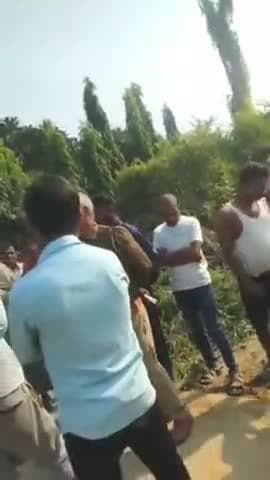 कोरांव: कपासी कला गांव में सार्वजनिक रास्ते का निर्माण दबंगों ने रोका, ACP मेजा के निर्देश पर कार्रवाई की गई