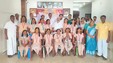 செஞ்சி: நொச்சலூர் அரசினர் மேல்நிலைப்பள்ளி மாணவிகள் ஹாக்கி விளையாட்டு போட்டியில் மாநில அளவில் கலந்து கொள்ள மாணவர்களை நேரில் சந்தித்து வாழ்த்துக்கள் தெரிவித்த