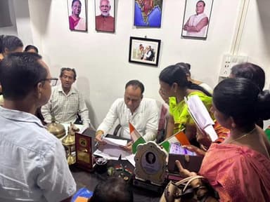 পলাশবাৰী: উপৰহালী স্থিত কাৰ্যালয়ত সমষ্টিৰ ভিন্ন প্ৰান্তৰ পৰা অহা ৰাইজক সাক্ষাৎত বিধায়ক হেমাংগ ঠাকুৰীয়াৰ