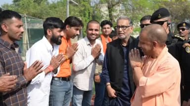 मेहसी: जिले के मेहसी हाई स्कूल के खेल मैदान में आयोजित विशाल जनसभा को मुख्यमंत्री योगी आदित्यनाथ ने संबोधित किया