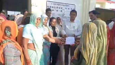 बड़ा मलेहरा: बड़ामलहरा में शराबबंदी की मांग तेज, गरखुवा ग्राम की महिलाओं ने तहसीलदार को सौंपा ज्ञापन