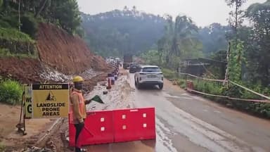 ദേവികുളം: മണ്ണിടിച്ചിൽ ദുരന്തം സംഭവിച്ച അടിമാലി ലക്ഷംവീട് ഭാഗത്ത് ദേശീയപാത 85 വഴി വാഹനങ്ങൾ കടത്തിവിട്ട് തുടങ്ങി