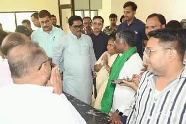 कसमार: मंत्री योगेंद्र प्रसाद ने घाटशिला में पार्टी पदाधिकारियों और स्थानीय प्रबुद्धजनों के साथ बैठक की