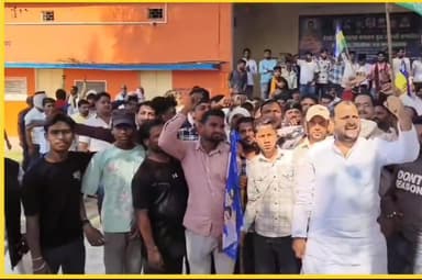 धीरेन्द्र शास्त्री जी का पुतला जलाने इंदरगढ़ पहुंचे आजाद समाज पार्टी नेता दामोदर सिंह यादव के समर्थक .......
#viralpost2...