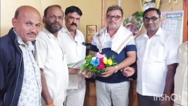 जळगाव जामोद: आदर्श ग्राम पंचायत अधिकारी पुरस्कार प्राप्त विजय ढगे यांचा उबाठा शिवसेनेच्या वतीने त्यांच्या निवासस्थानी सत्कार