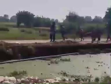 बरबीघा: सारिका गांव में स्कूली बच्चों से पढ़ाई की बजाय बेंच-डेस्क ढुलवाया गया