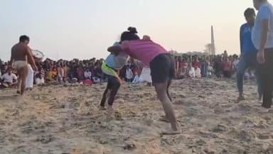 चौथम: कैथी में आयोजित दंगल प्रतियोगिता में महिला पहलवानों को देखने के लिए उमड़ी भीड़