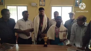 पथरगामा: अंतर विश्वविद्यालय कुश्ती में स्वर्ण पदक विजेता को डिग्री कॉलेज के कर्मी ने किया सम्मानित