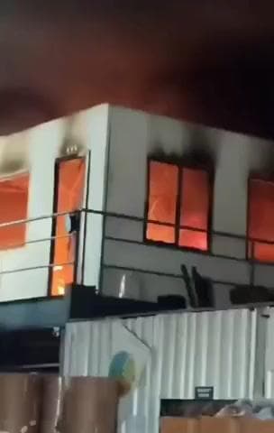 మనోహరాబాద్: కూచారం గ్రామ శివారులోని, హార్న్ బ్యాక్ ఈ-మొబిలిటీ ప్రైవేట్ లిమిటెడ్ పరిశ్రమలో అగ్నిప్రమాదం, ఎలక్ట్రానిక్ వస్తువులు దగ్ధం