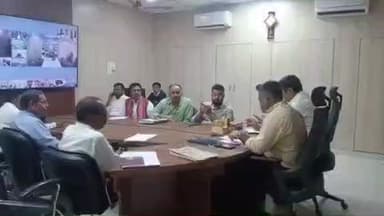 पडरौना: कुशीनगर में मतदेय स्थलों के सम्भाजन की तैयारी, जिलाधिकारी ने राजनीतिक दलों के साथ NIC में की बैठक