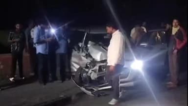 భూపాలపల్లి: డివైడర్ కు ఢీకొన్న కారు వ్యక్తికి తీవ్ర గాయాలు