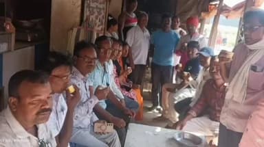 খড়গপুর ১: চায়ের চুমুকে উন্নয়নের গল্প,খড়্গপুর ২ ব্লকের লছমাপুর গ্রাম পঞ্চায়েতের গাদগাছি বাজারে চায়ের আড্ডা তৃণমূলের