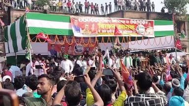 कुरसाकांटा: कुर्साकांटा में महागठबंधन की जनसभा में उमड़ी भीड़, नेताओं के जोशीले भाषणों से गूंजा मैदान