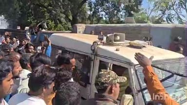 जावद: शराब के नशे में ASI ने मोटरसाइकिलों को मारी टक्कर, एक की मौत, परिजनों ने पुलिस की गाड़ी घेरी, पत्थर भी फेंके