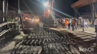 కరీంనగర్: తీగలగుట్టపల్లిలో రైల్వే ట్రాక్ మధ్యలో ఇరుక్కుపోయిన భారీ ట్రాక్కు, తలలు పట్టుకున్న అధికారులు