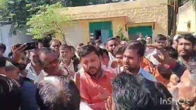 जावद: जावद के गांधी चौराहा पर चक्का जाम कर रहे लोगों को समझाने पहुंचे प्रशासनिक अधिकारी, प्रदर्शनकारियों ने की धक्का-मुक्की