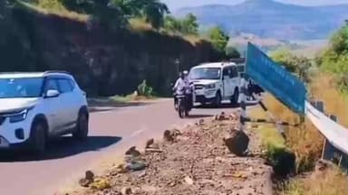 पाथर्डी: करंजी घाटात रस्ता खचला; वाहतुकीला धोका.
राष्ट्रीय महामार्ग विभागाचे दुर्लक्ष...