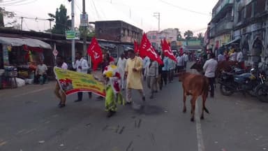 মানবাজার ১: আগামী দশেই নভেম্বর পুরুলিয়ার জেলা শাসক কে ডেপুটেশন কর্মসূচির সমর্থনে মানবাজারে মিছিল CPIM এর