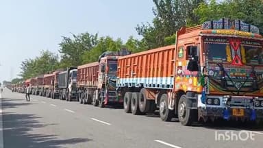 మానకొండూరు: పోచంపల్లి నుండి ఊటూర్ వరకు భారీ ఇసుక లారీ ప్రధాన రహదారి పై ఇష్టానుసారముగా నిలిపివేత, ఇబ్బందులు పడుతున్న ప్రయాణికులు.