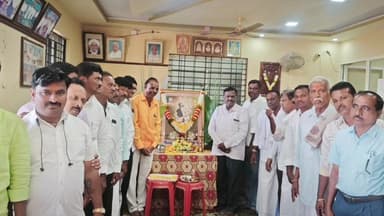 ಹಡಗಲಿ: ಪಟ್ಟಣದ ತಾಲೂಕು ಪಂಚಾಯಿತಿಯಲ್ಲಿ ಶ್ರೀ ಕನಕದಾಸರ 538ನೇ ಜಯಂತೋತ್ಸವ ಆಚರಣೆ