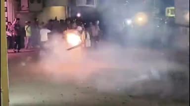 அம்பத்தூர்: வெளியான ஜனநாயகன் பாடல் - பட்டாசு வெடித்து தலையில் தூக்கிய சுற்றிய ரசிகர்கள் - ராக்கி தியேட்டரில் பரபரப்பு