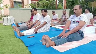 వేములవాడ: ప్రతిరోజు యోగా చేయడం ద్వారా అనారోగ్య సమస్యలు దూరం: యోగా శిక్షకులు ఎలిగేటి కృష్ణ