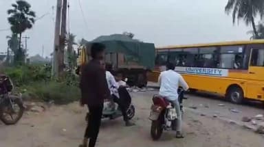 ఎర్రవరం వద్ద క్వారీ లారీ నుంచి రోడ్డుపై పడ్డ రాళ్లు,తప్పిన పెను ప్రమాదం