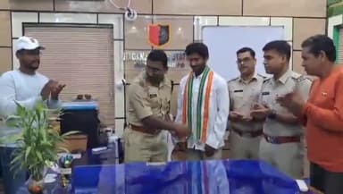 মুর্শিদাবাদ জিয়াগঞ্জ: মুর্শিদাবাদ পুলিশের সংবর্ধনায় ভারতীয় মহিলা ক্রিকেট দলের প্রশিক্ষক শচীন মণ্ডল