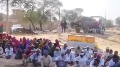 रावला: 16KND गांव में श्मशान घाट के विवाद को लेकर शव के साथ किया गया धरना