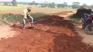 বরাবাজার: রাস্তা মেরামত প্রসঙ্গে বিজেপি ও কংগ্রেস নেতার শাসক দলকে কটাক্ষ, বামু সাধুআশ্রম মোড়ে পাল্টা প্রতিক্রিয়া তৃণমূল নেতার