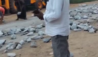 ప్రతిపాడు: ఎర్రవరం వద్ద లారీ నుంచి బండ రాళ్లు క్రింద పడడంతో ప్రయాణికులు లేకపోవడంతో తప్పిన పెను ప్రమాదం