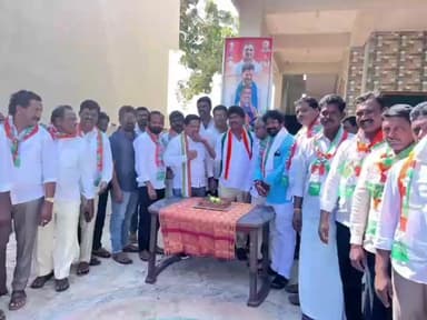 అయిజ: అయిజ పట్టణ కాంగ్రెస్ పార్టీ కార్యాలయం నందు ఘనంగా ముఖ్యమంత్రి రేవంత్ రెడ్డి జన్మదిన వేడుకలు నిర్వహణ