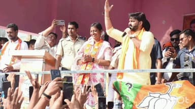 प्राणपुर: रोशना हाट मैदान में भोजपुरी स्टार पवन सिंह ने विशाल जनसभा को संबोधित किया