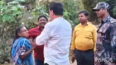 ওন্দা: কল্যাণী অঞ্চলের অসুস্থ প্রবীণ কর্মীর খোঁজ নিতে বাড়িতে বিধায়ক অমরনাথ শাখা