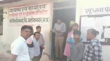 ईसागढ़: ईसागढ़ में गौशालाओं की अव्यवस्था व गौ-तस्करी पर रोक की मांग, विश्व हिन्दू परिषद और बजरंग दल ने तहसीलदार को सौंपा ज्ञापन