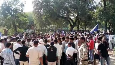 इंदरगढ़: इंदरगढ़नगर में धीरेंद्र शास्त्री के पुतला दहन पर बवाल, पथराव व पुलिस लाठीचार्ज, भीम आर्मी ने थाने में दिया आवेदन