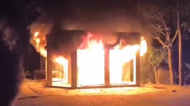 গোসাবা: গোসাবার জেমসপুরে আগুনে পুড়ে ভস্মিভূত হয়ে গেল একটি দোকান শনিবার দিন রাতে, আগুনে পুরে আহত এক