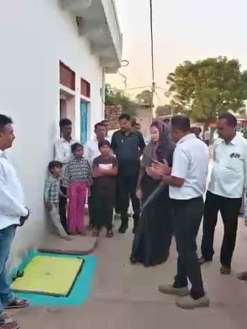 मोहनगढ़: जिला पंचायत अध्यक्ष ने रानीपुरा में ग्रे-वाटर प्रबंधन हेतु चैंबर आधारित ड्रेनेज सिस्टम का निरीक्षण किया