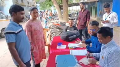 দিনহাটা ১: দিনহাটা হেলপিং হ্যান্ডসের উদ্যোগে দিনহাটা মহকুমা হাসপাতালে রক্তদান শিবিরের আয়োজন