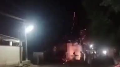 ஸ்ரீவைகுண்டம்: பொட்டலூரணி கிராமத்தில் சாலை மறியல் நடத்தியவர்கள் ஜாமீனில் விடுதலை பட்டாசு வெடித்து கொண்டாடிய ஊர் மக்கள்