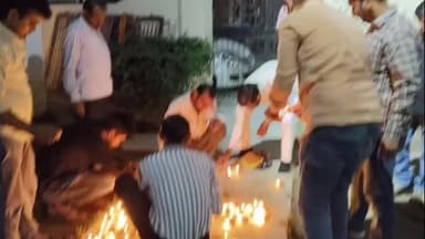 किसान नेता देवस्वरूप पटेल की अगुवाई में बीसलपुर पटेल पार्क में जलाए गए 150 दीपक।